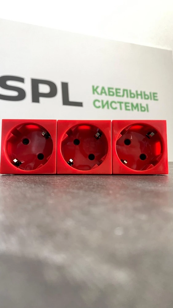 Розетка электрическая 3х2К+З со шторками, 
с безвинтовым зажимом, 
под углом 45гр (красный)